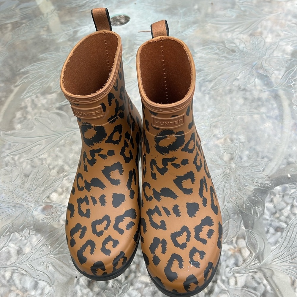 Hunter Women’s Camo Boots, Size 6. NWOT, MAKE AN OFFER!!!
